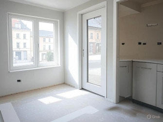 Frisch montierte Fenster und eine helle Eingangstür in einer Wohnung in Trier-Altstadt.