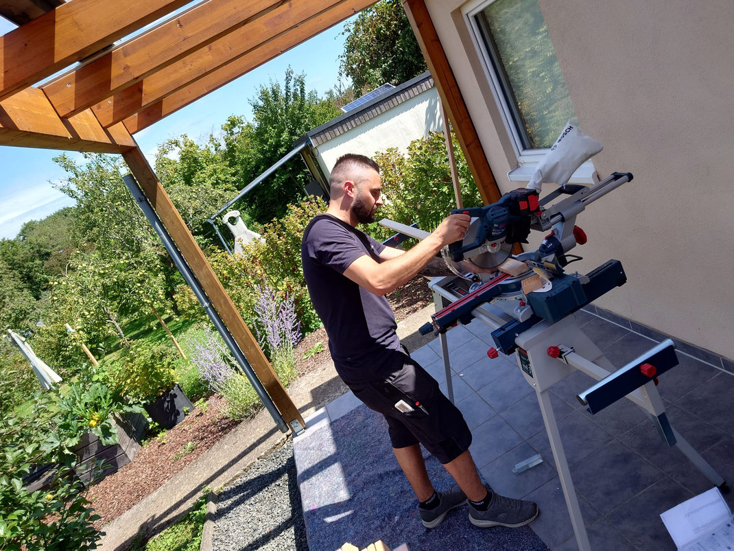 Timo Blumenau an der Kappsäge in seiner Werkstatt.